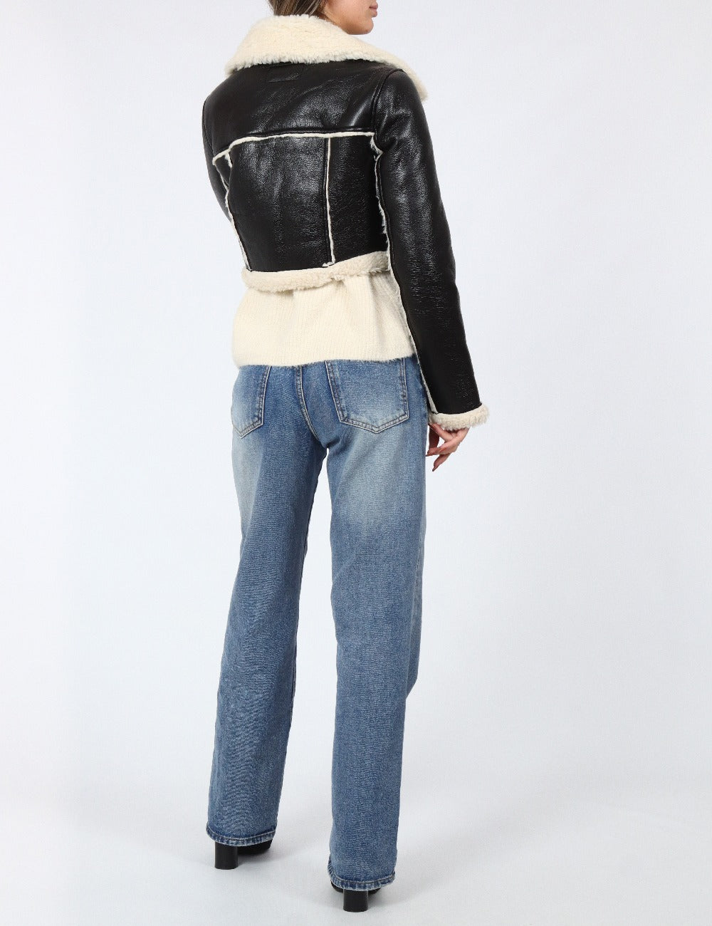 Långärmad, svart fleecefodrad jacka med korta slag