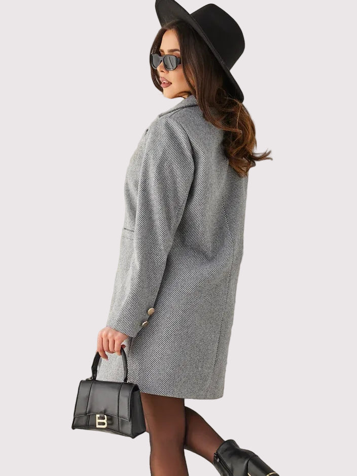 Grå jacka med knappar och fickor