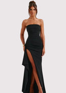 Axelbandslös svart klänning med djup rygg och djup slits i benet