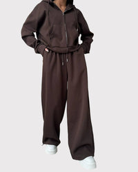 Tvådelad kostym, utsvängda byxor och huvtröja