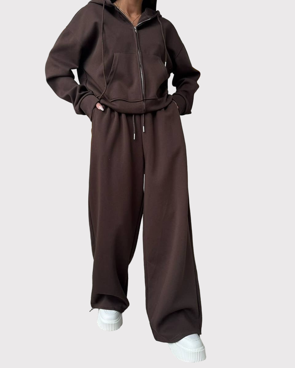 Tvådelad kostym, utsvängda byxor och huvtröja