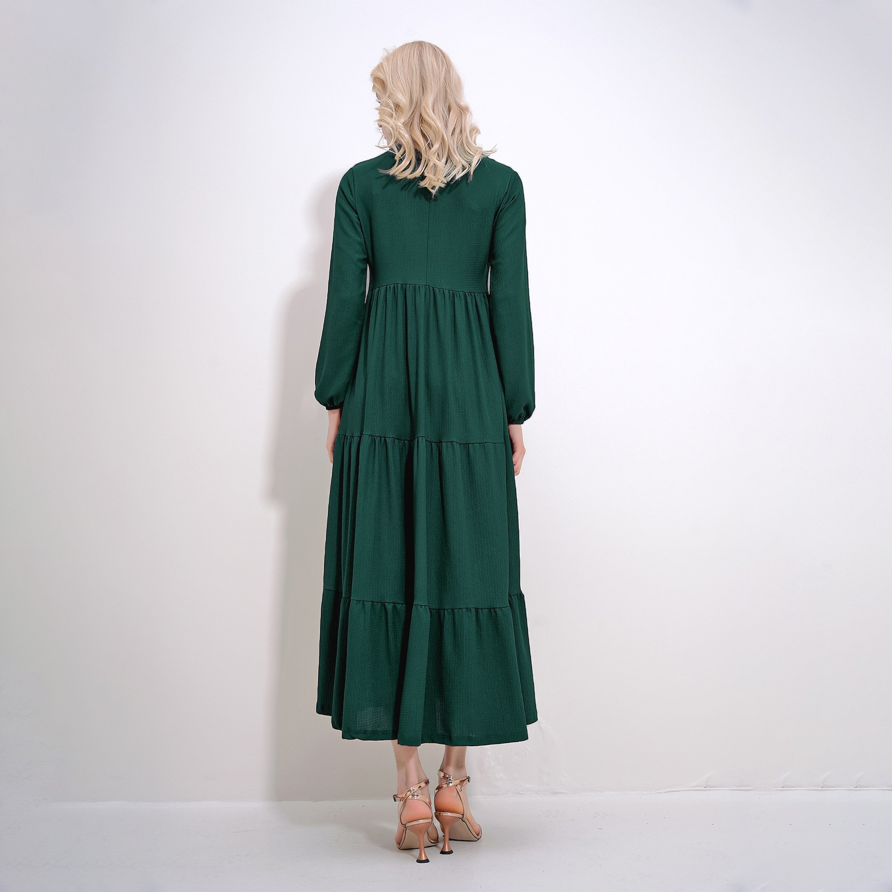 Ellenns mörkgrön långärmad klänning med volanger