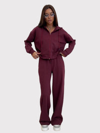 Tvådelad kostym, utsvängda byxor och huvtröja