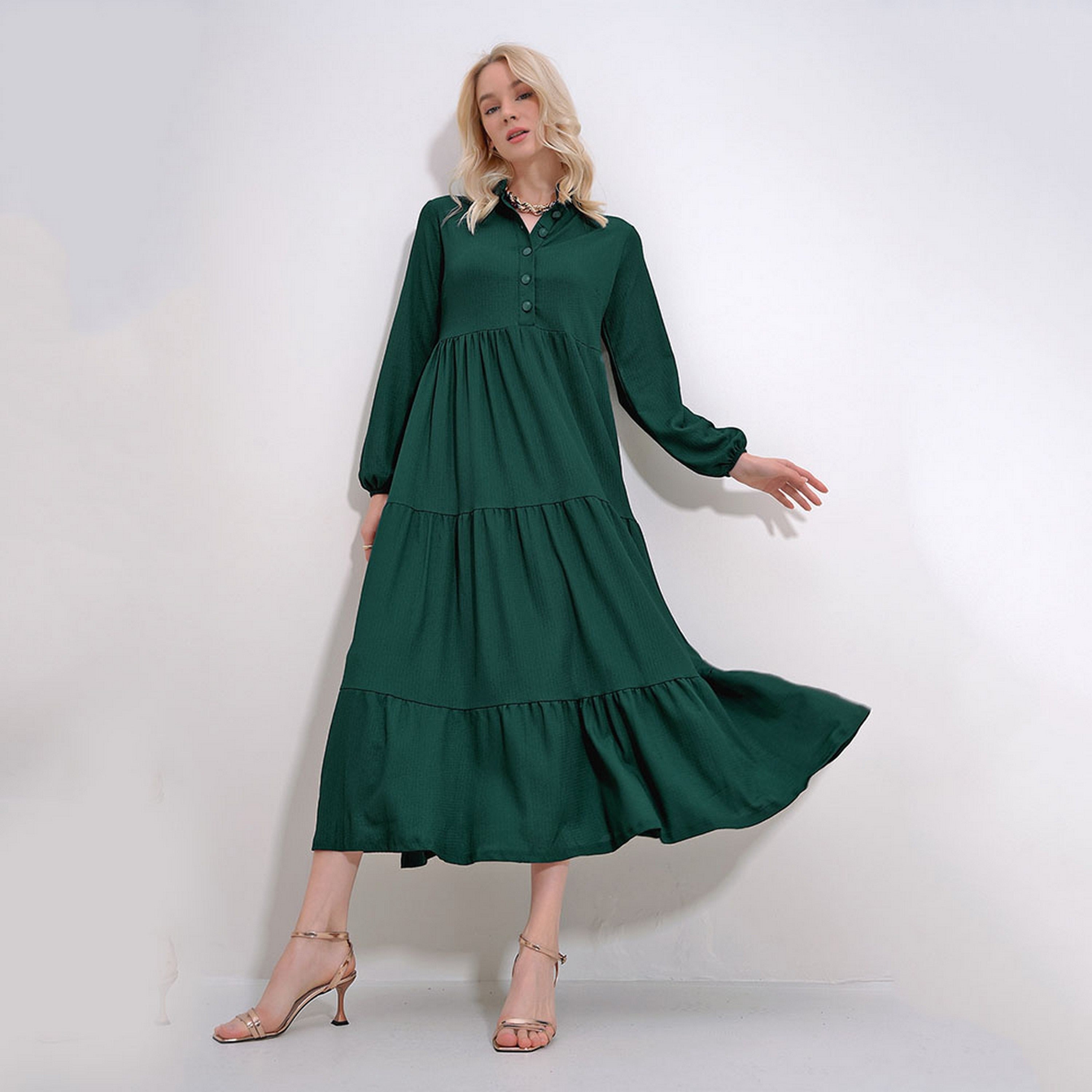 Ellenns mörkgrön långärmad klänning med volanger