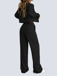 Tvådelad stickad kostym med blus med knappar framtill