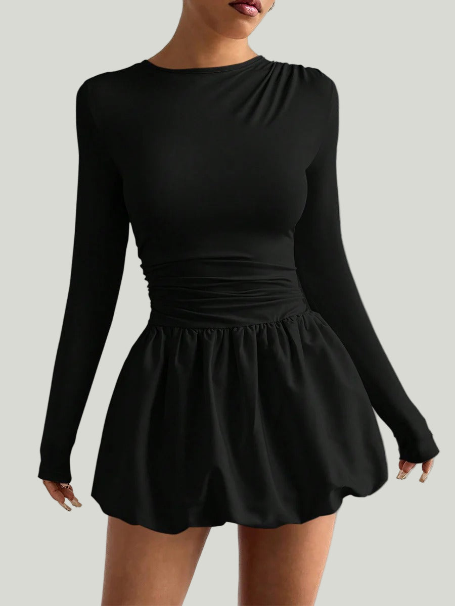 Svart klänning från Lorra med långa ärmar och rynkad nederdel