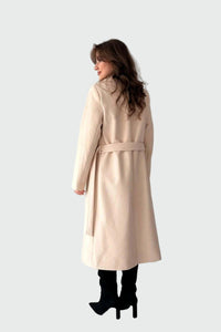 Lång vit kappa med fleece och bälte