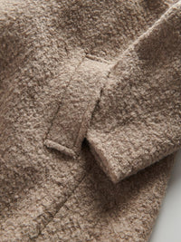 Lång ljusbrun kappa med knappar