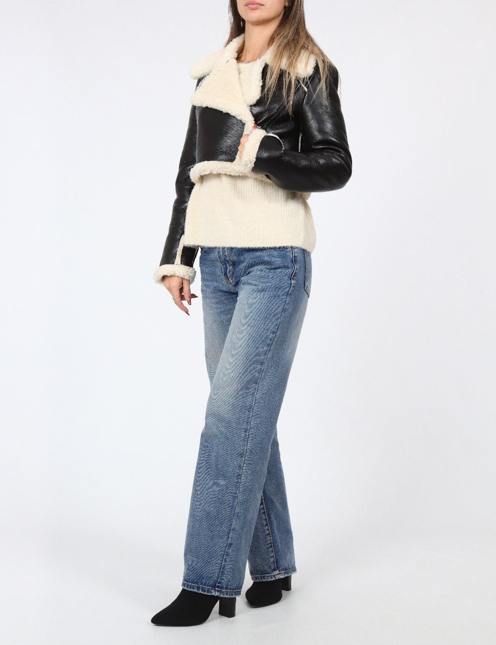 Långärmad, svart fleecefodrad jacka med korta slag