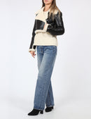 Långärmad, svart fleecefodrad jacka med korta slag