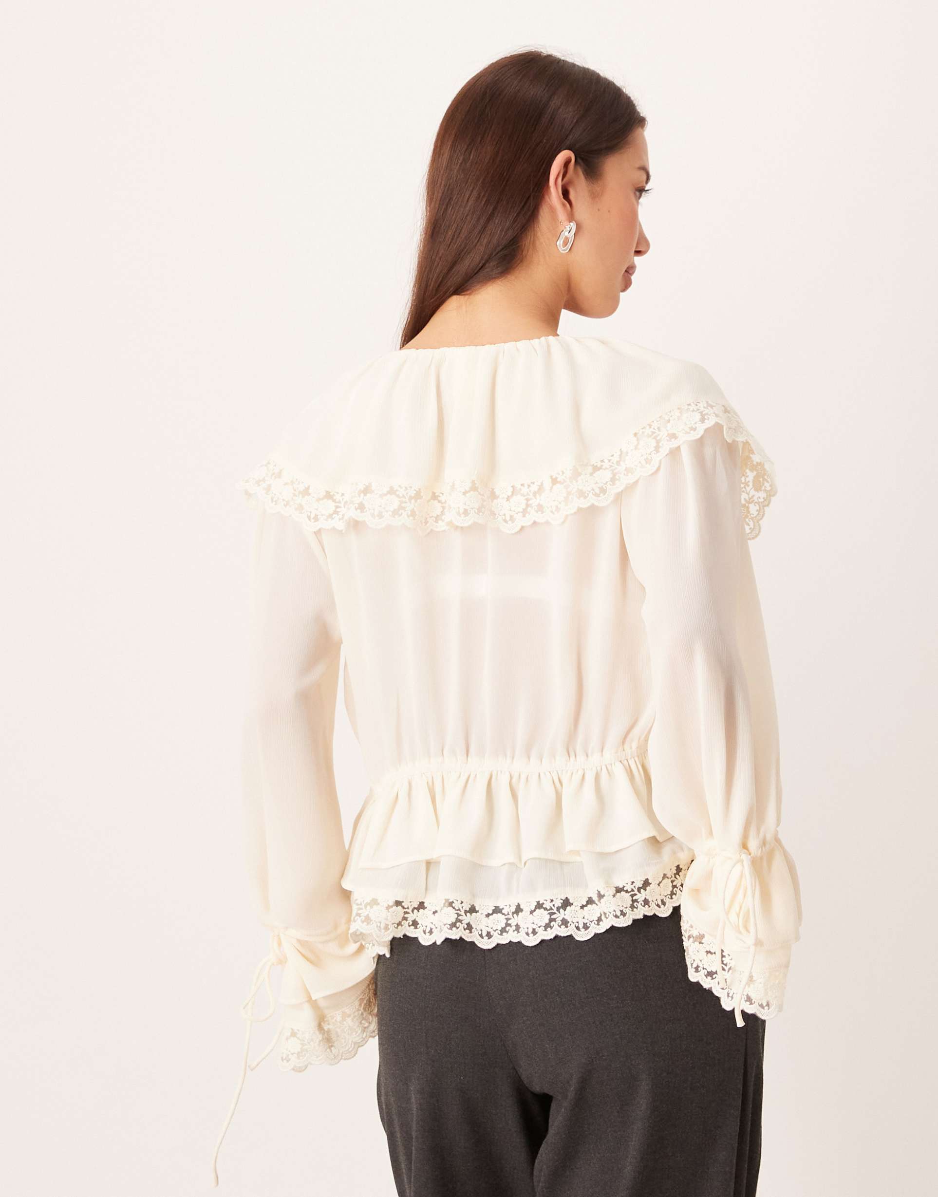 Adda gul skjorta med spetsvolanger