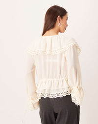 Adda gul skjorta med spetsvolanger