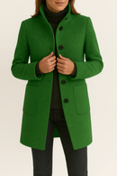 Ullkappa med hög krage, fickor och knappar