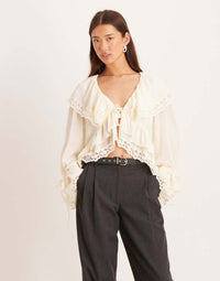 Adda gul skjorta med spetsvolanger