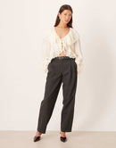 Adda gul skjorta med spetsvolanger