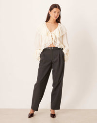 Adda gul skjorta med spetsvolanger