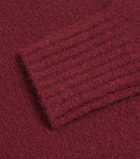 Vinröd tröja med långa ärmar och rund krage