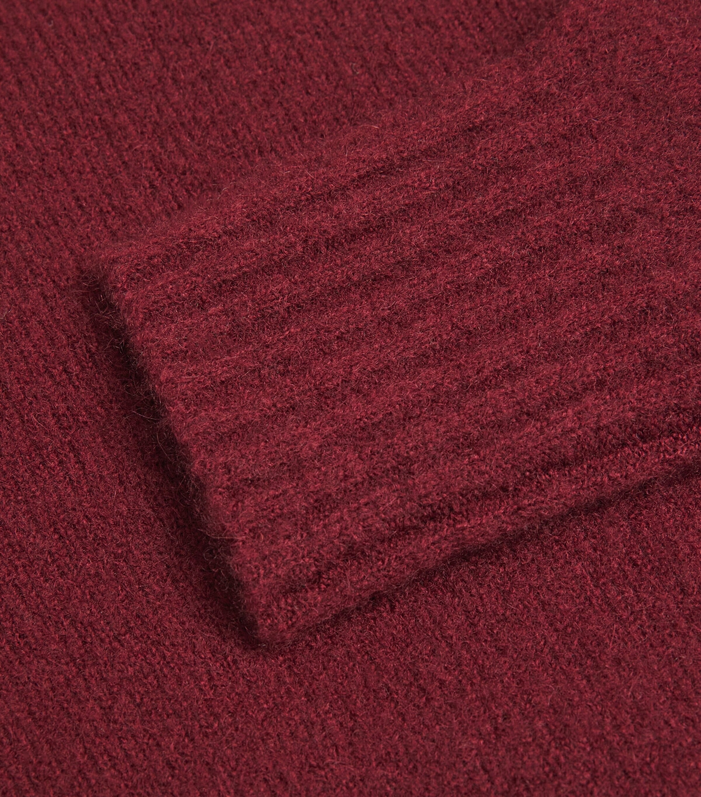 Vinröd tröja med långa ärmar och rund krage