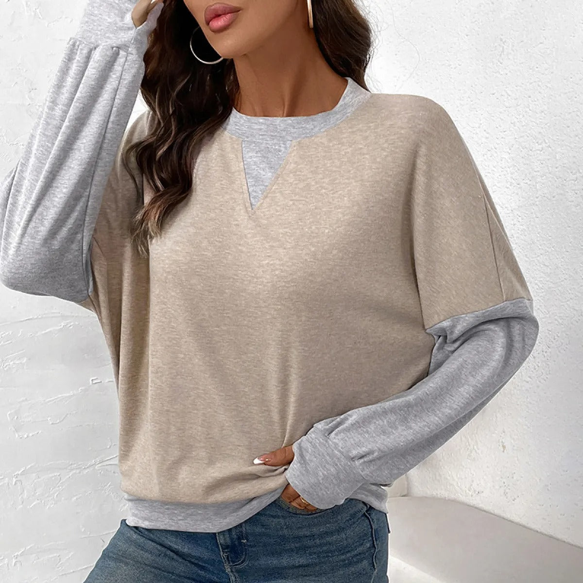 Tunn, beige tröja med rund krage