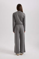 Elle Grå kostym med utsvängda byxor