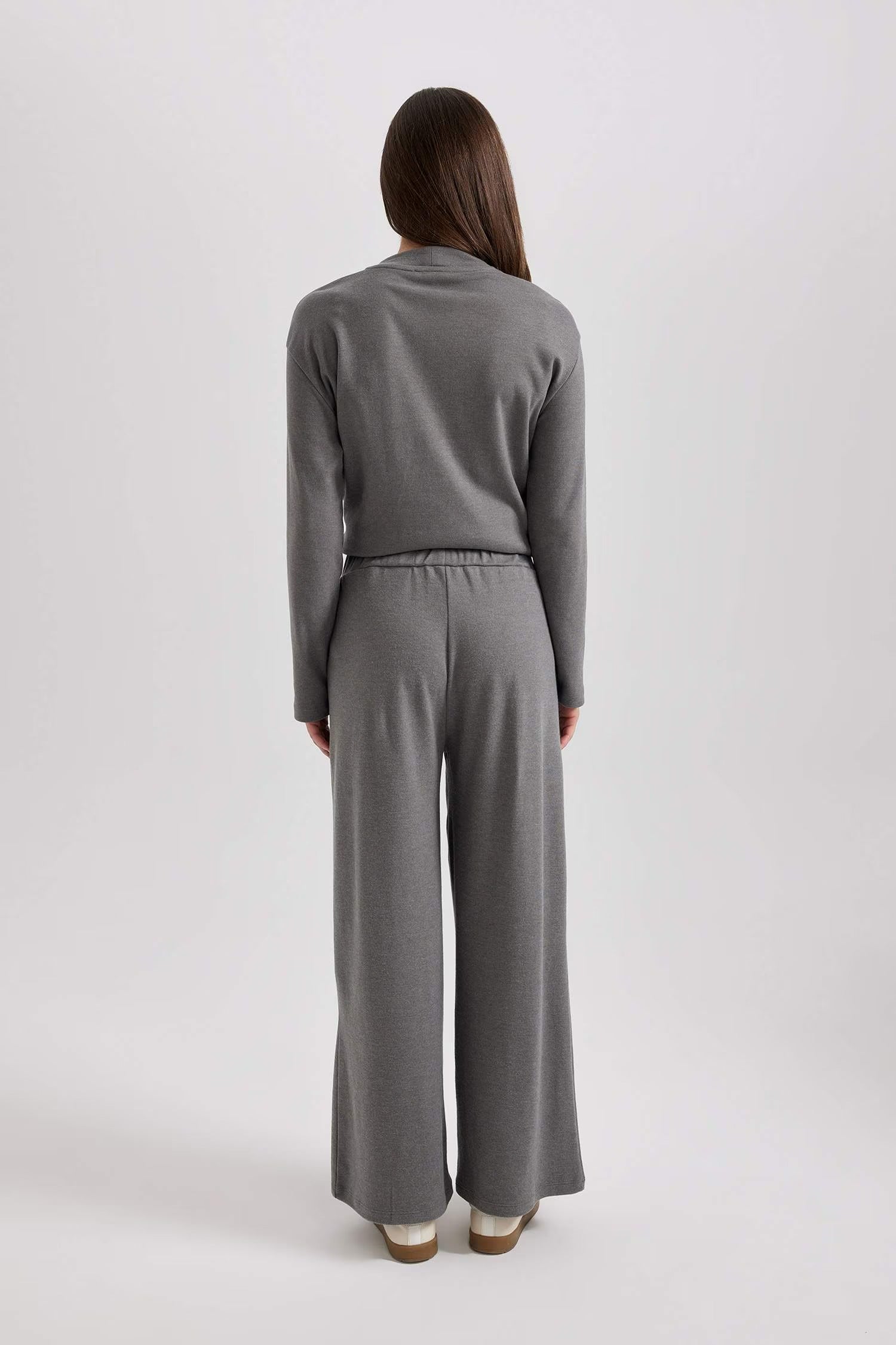 Elle Grå kostym med utsvängda byxor