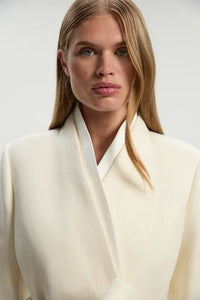 Vivyy vit lång kappa med skärp