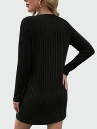 Alicce stickad klänning med långa ärmar och V-ringning