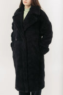 Lång svart kappa med knappar och fickor