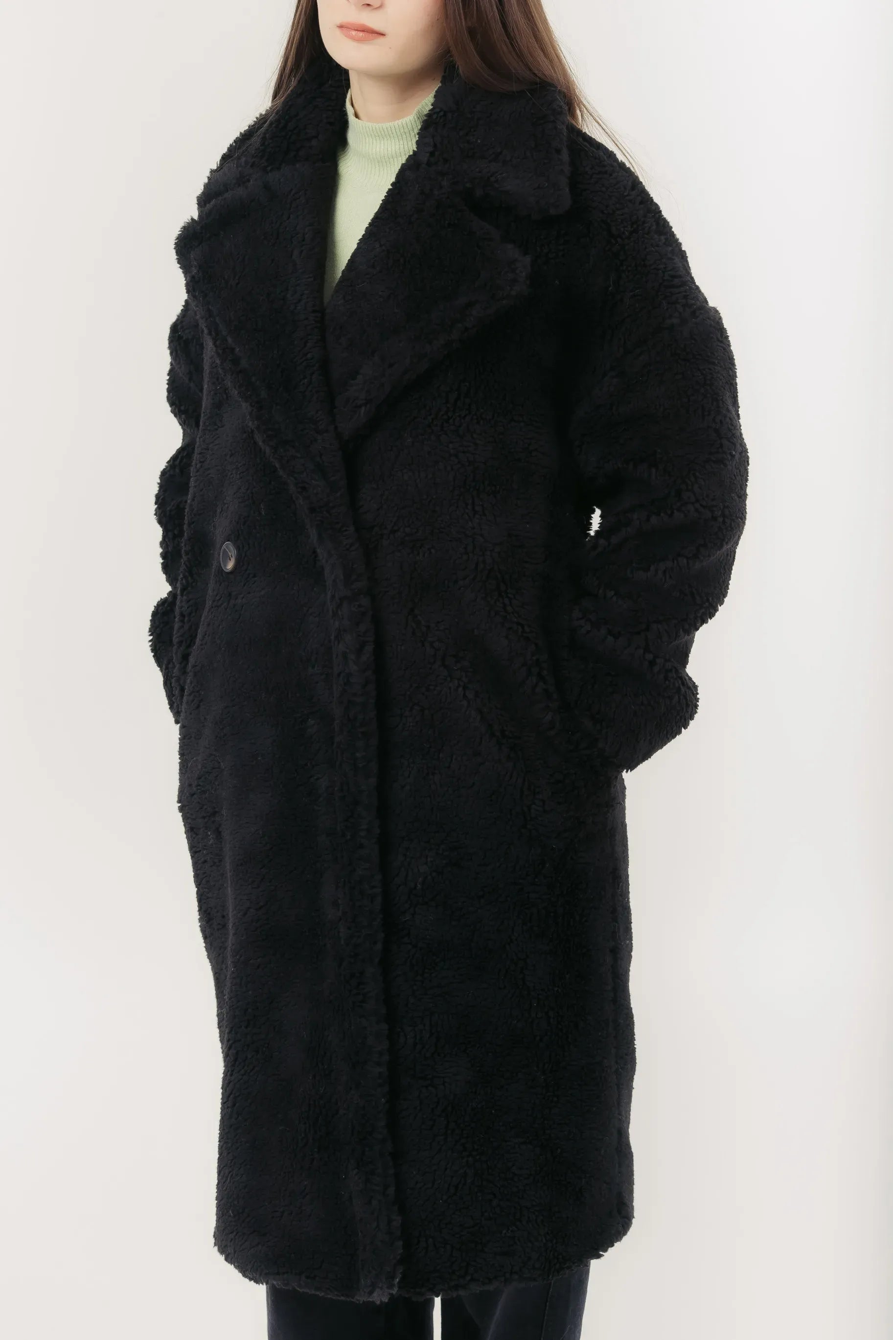 Lång svart kappa med knappar och fickor