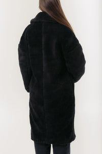 Lång svart kappa med knappar och fickor