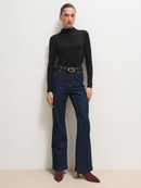 Enkel svart blus med långa ärmar och figurnära skärning