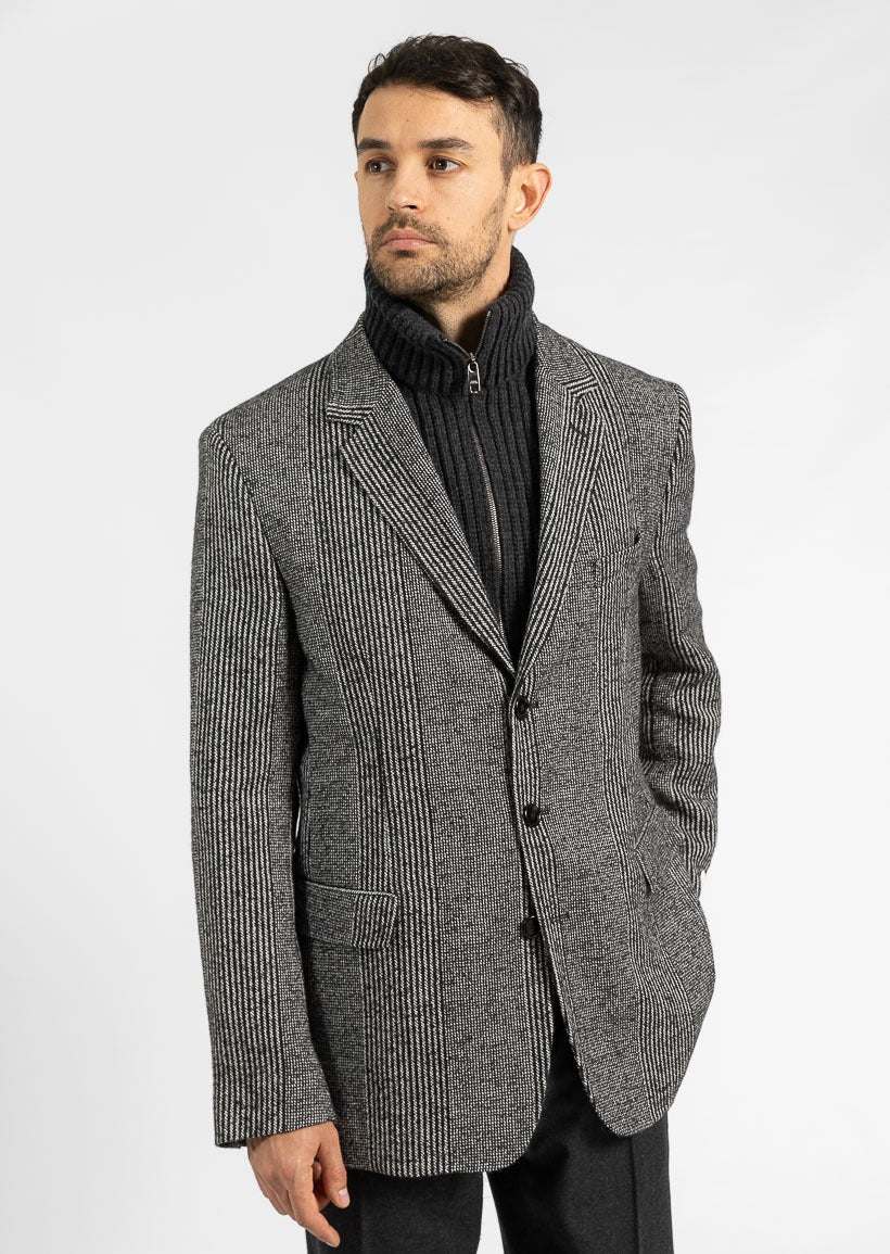 Svart jacka med knappar och långa ärmar