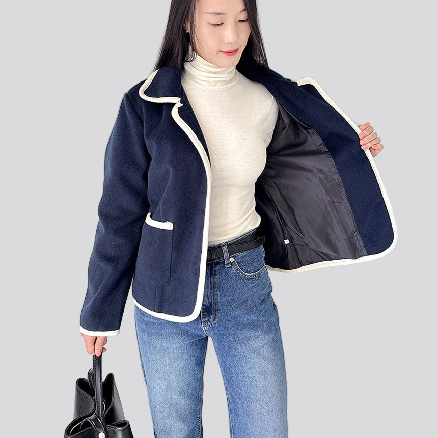 Snygg jacka med kontrasterande detaljer och ram