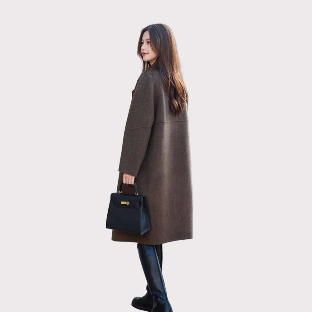 Brun dubbelknäppt ullkappa med knappar och v-ringning