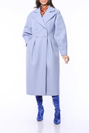 Lång ljusblå kappa med två rader knappar