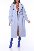 Lång ljusblå kappa med två rader knappar