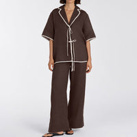 Tvådelat linneset, mörkbrunt, löst sittande, med utsvängda byxor