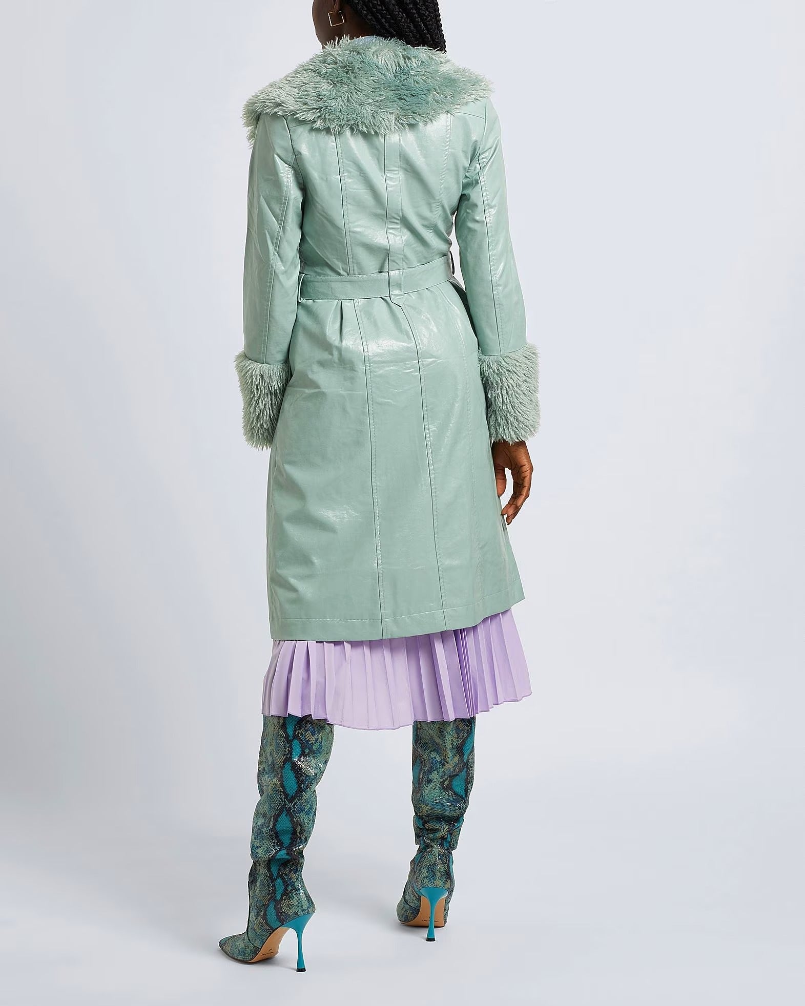 Lång blå kappa med pälskrage med bälte och enkel rad knappar