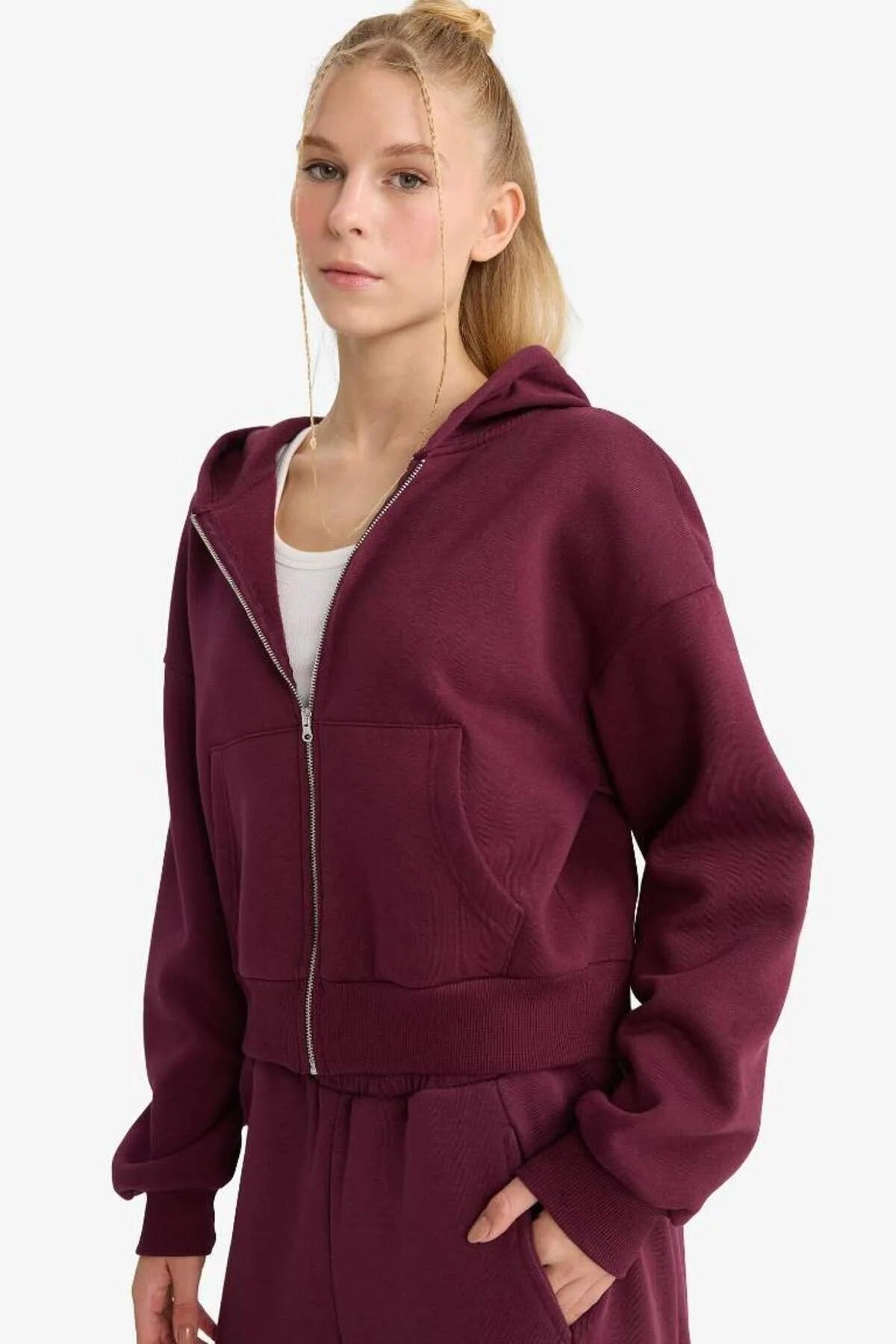 Brun träningsoverall med utsvängda byxor och dragkedja på blusen