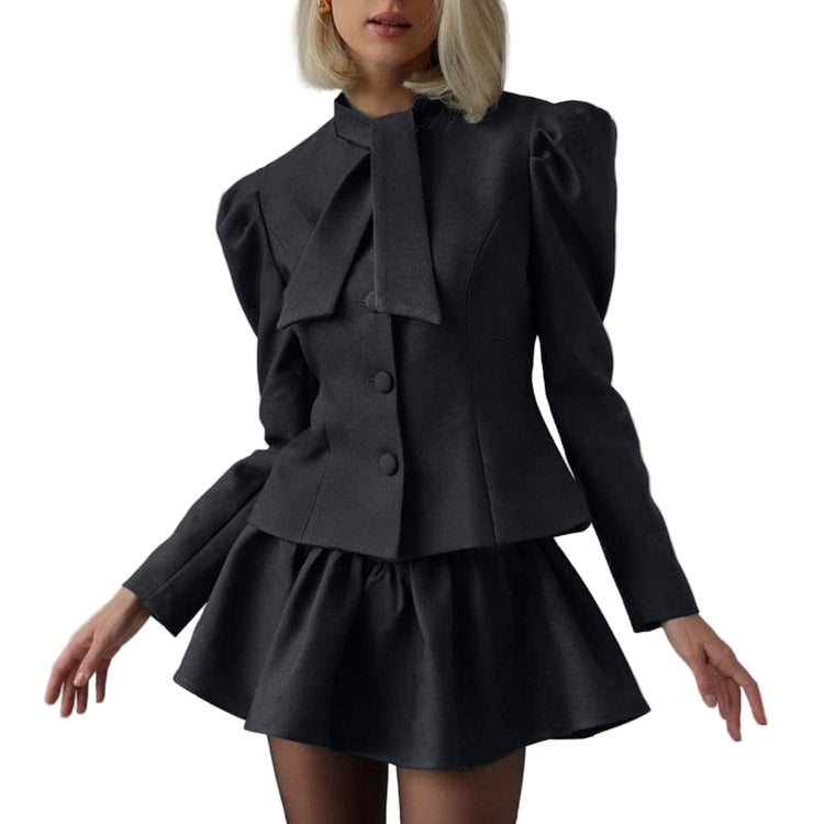 Grått tvådelat set med kjol, långa ärmar och fluga