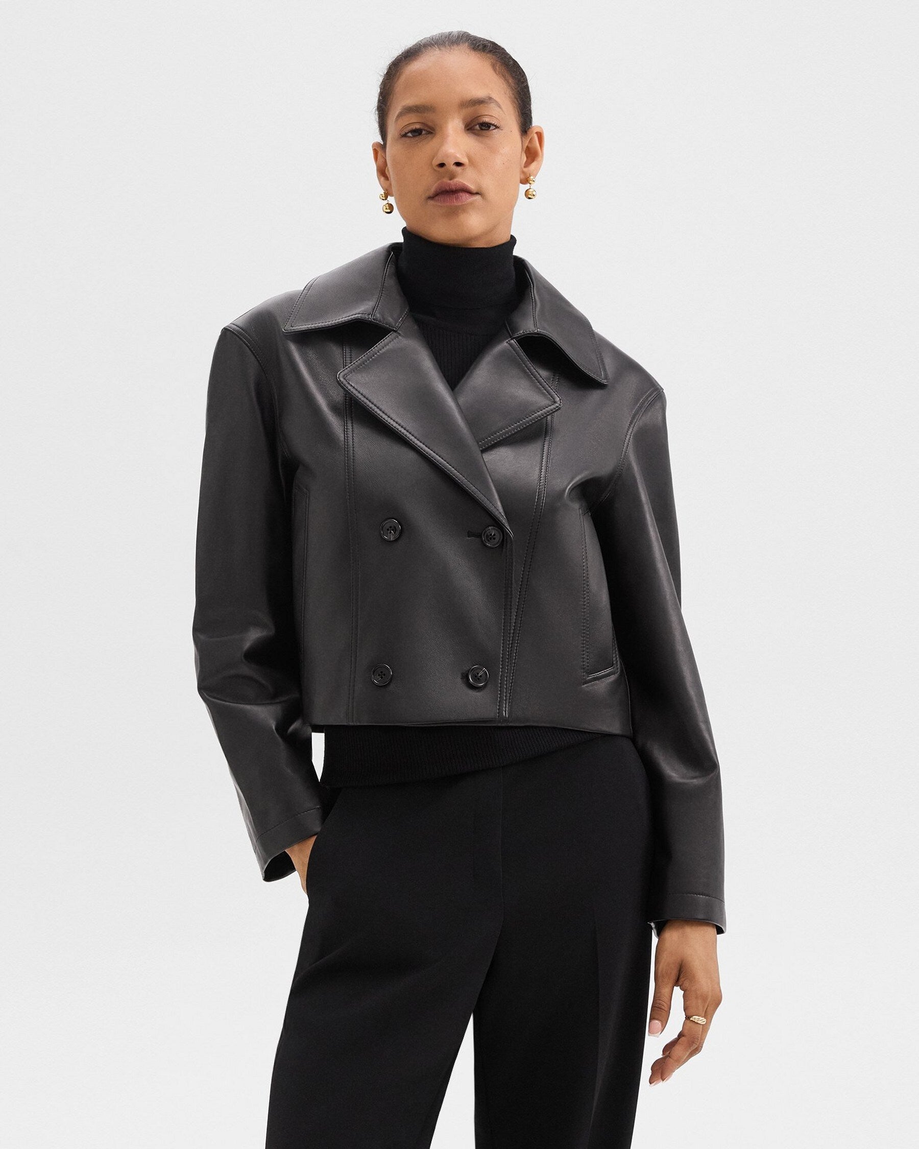 Kort svart jacka med två rader knappar