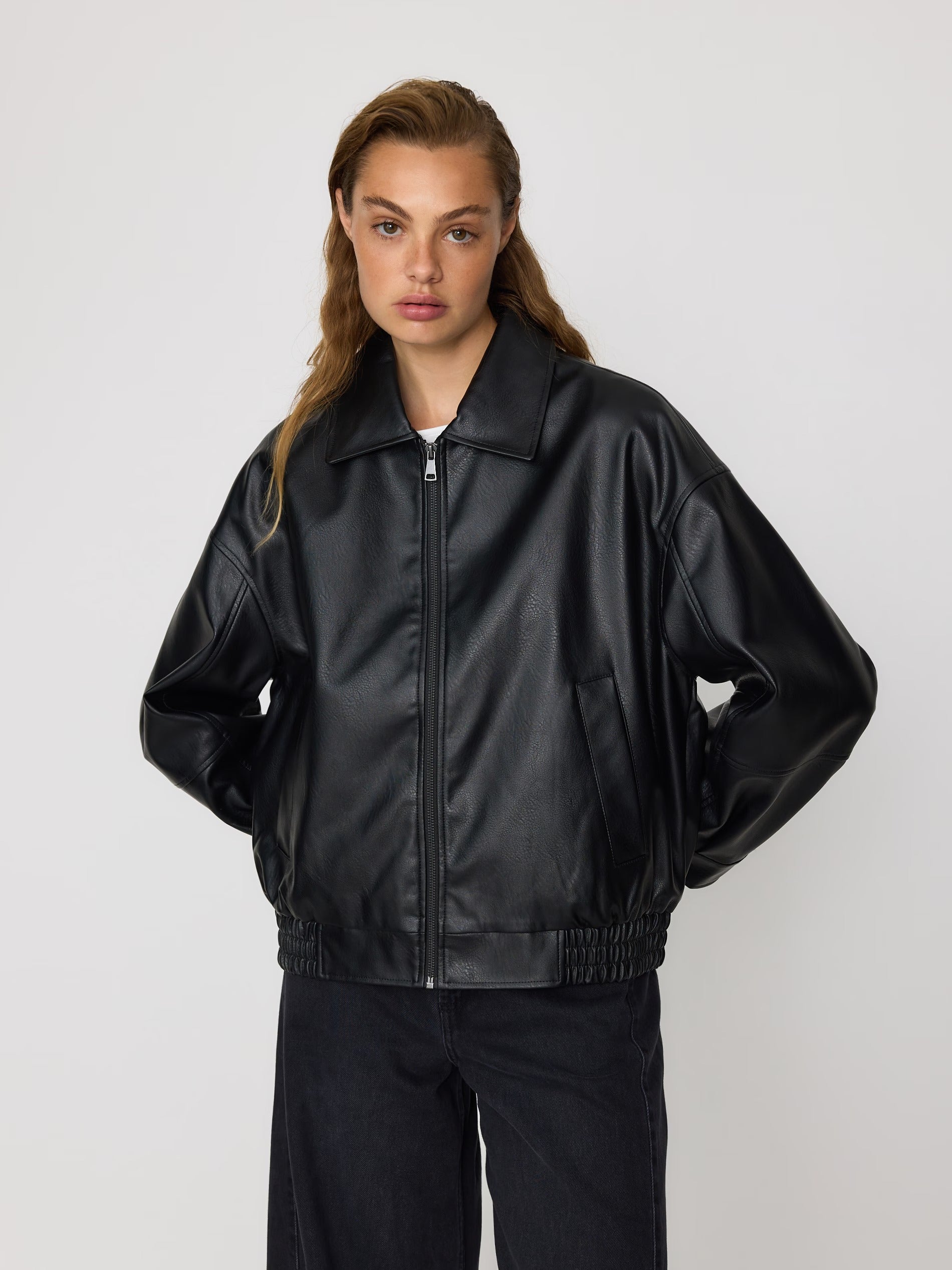 Svart eko-läderjacka med dragkedja och fickor