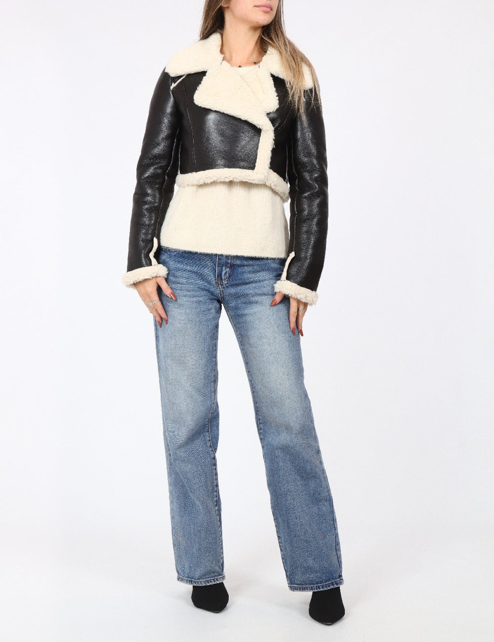 Långärmad, svart fleecefodrad jacka med korta slag