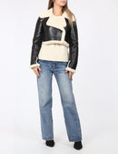 Långärmad, svart fleecefodrad jacka med korta slag