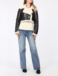 Långärmad, svart fleecefodrad jacka med korta slag