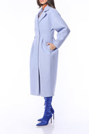 Lång ljusblå kappa med två rader knappar