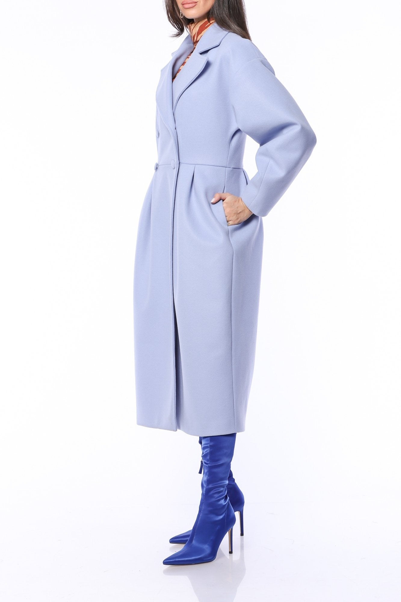 Lång ljusblå kappa med två rader knappar