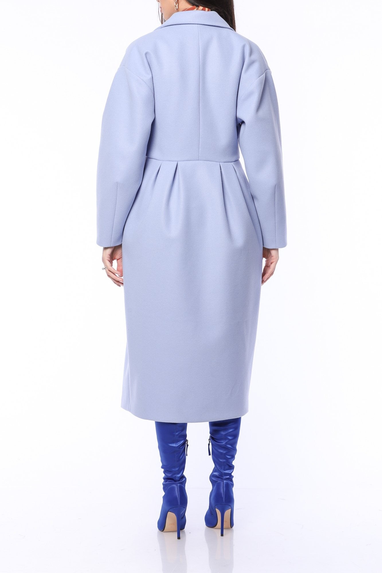 Lång ljusblå kappa med två rader knappar