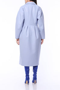 Lång ljusblå kappa med två rader knappar