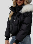Elly kort svart jacka med fuskpälshuva